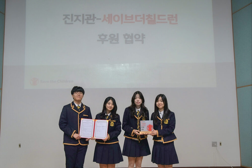 Jinjigwan leadership holding the signed MOU